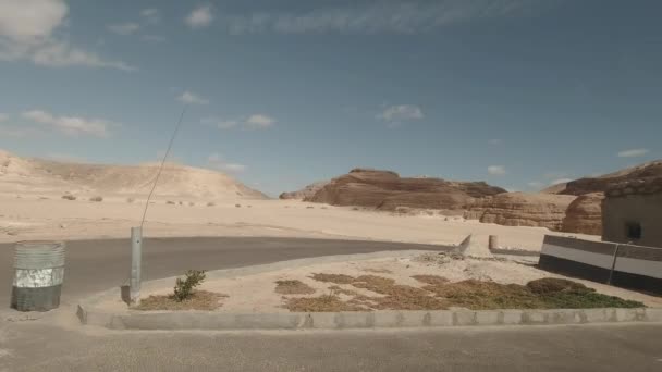 Egito, Sharm El Sheikh - 02-10-2020: anfiteatro com vista para a esfinge e pirâmides na aldeia beduína — Vídeo de Stock