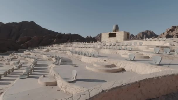 エジプト、シャルム・エル・シェイク- 02-10-2020:ベドウィン村のスフィンクスとピラミッドを見下ろす円形劇場 — ストック動画