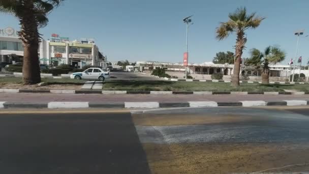 Egypten, Sharm El Sheikh - 02-10-2020: sväng vid en korsning till närheten av Peace Road i Sharm vy från fönstret — Stockvideo