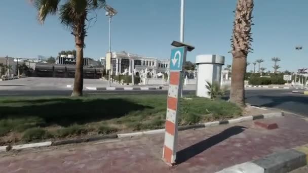Egypten, Sharm El Sheikh - 02-10-2020: Utsikt från bussfönstret till närheten av Peace Road i Sharm — Stockvideo
