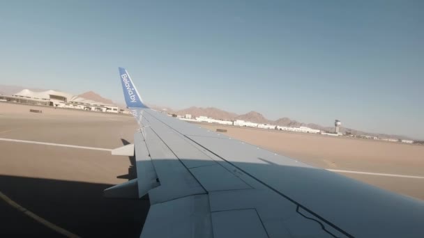 Egypte, Sharm El Sheikh - 02-10-2020: Opstijgen van Belavia vliegtuig op Sharm El Sheikh luchthaven uitzicht vanaf patrijspoort — Stockvideo