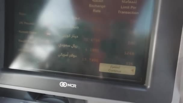 Египет, Шарм-эль-Шейх - 02-10-2020: процесс снятия денег и обмена валюты в банкомате Шарм-эль-Шейх — стоковое видео