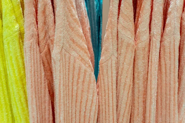 Разноцветная одежда в свитере висит на вешалке в торговом центре — стоковое фото