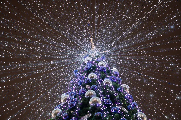 ガーランドと風船で飾られたストリートクリスマスツリーの下のビュー — ストック写真