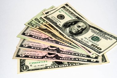 Amerikan doları yeni bir banknotun üzerinde.