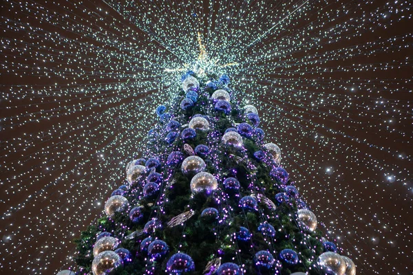 Straße Weihnachtsbaum mit Girlanden und Luftballons unten Ansicht dekoriert — Stockfoto