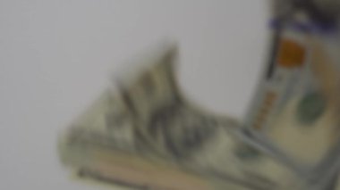 Masaya para atın. Masaya yığınla para.