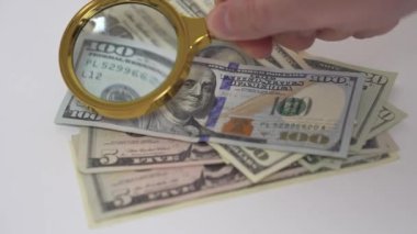 Franklin, büyüteçle 100 dolarlık banknotun üzerinde