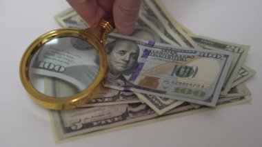 Amerikan dolarlarını büyüteçle kontrol etmek