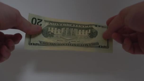 100 dollars US qui tournent dans les mains des deux côtés. réserve fédérale — Video