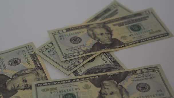Dolary amerykańskie spadające na banknot stołowy o różnych nominałach — Wideo stockowe