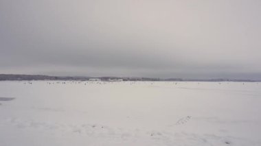 Donmuş gölde binlerce balıkçı kış balıkçılığı, kış balıkçılık şampiyonası, Minsk Denizi