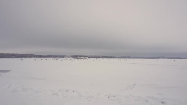 Duizenden vissers op een bevroren meer op de winter vissen, winter vissen kampioenschap, Minsk Zee — Stockvideo