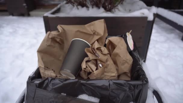 Gebrauchte Kaffeetasse im Mülleimer Weibliche Hand wirft Müll weg, Naturschutz, Ökologie — Stockvideo