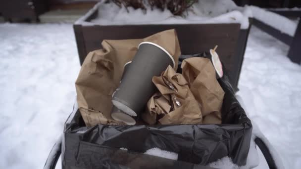 Kullanılmış kahve fincanı ve plastik pipetler çöpe atılıyor, doğanın korunması, ekoloji — Stok video