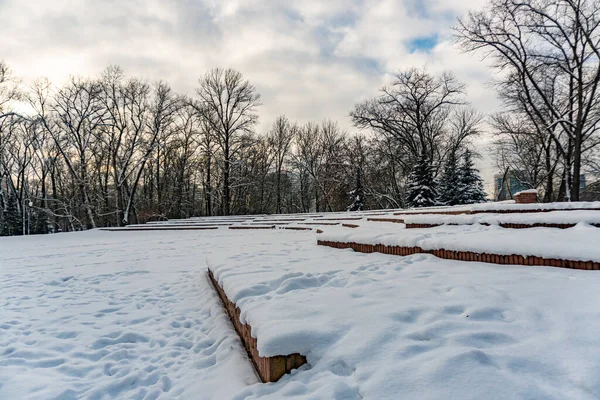 Zomer amfitheater onder de sneeuw, concertgebied in de winter, Wit-Rusland, Minsk — Stockfoto