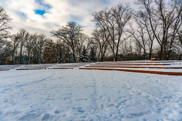Zomer amfitheater onder de sneeuw, concertgebied in de winter, Wit-Rusland, Minsk — Stockfoto