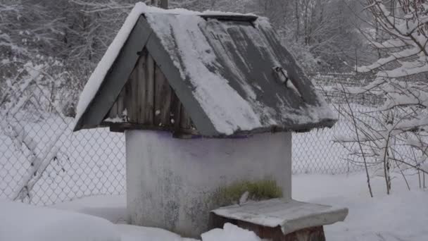 老村冬季降雪时井，井水抽水，冻住 — 图库视频影像