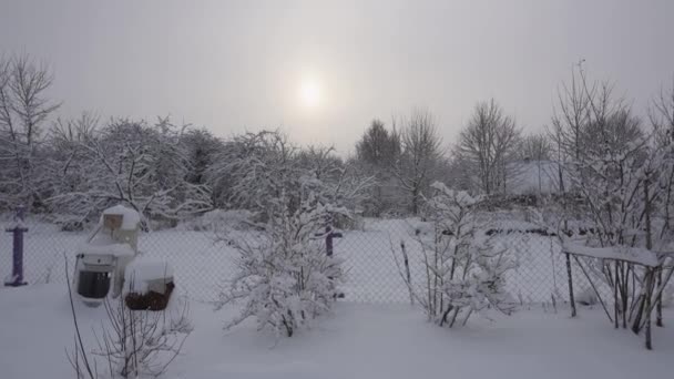 Mystischer Sonnenuntergang durch dichte Wolken am Himmel und winterliche Natur rundherum — Stockvideo