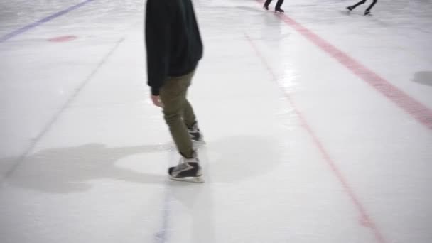 Les gens s'amusent à patiner sur la patinoire — Video