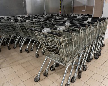 Süpermarkette bir sürü alışveriş arabası var.