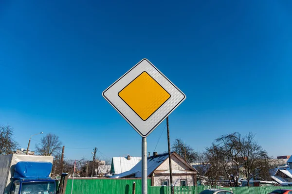 Segnaletica stradale prioritaria europea, segnaletica stradale principale su sfondo cielo blu — Foto Stock