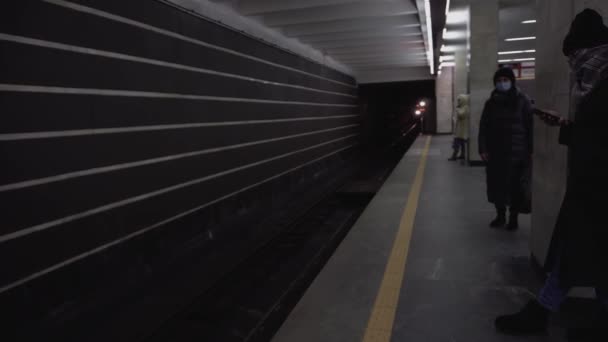 Минск, Беларусь - 1 февраля 2021 года: Поезд метро прибывает в столицу Республики Беларусь Минск — стоковое видео