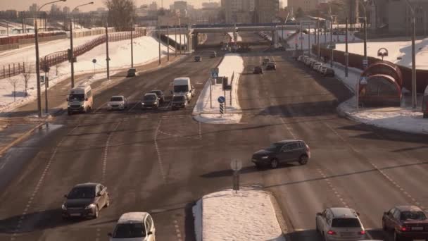 Minsk, Bielorrusia - 01 de febrero de 2021: Los coches se detienen en el cruce de la carretera en un semáforo rojo y están esperando a que una flecha verde gire — Vídeo de stock