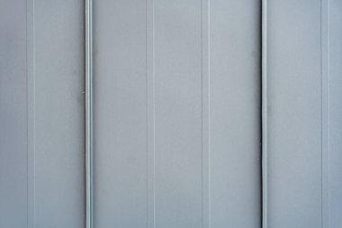 Metal profil duvarı, metal levha deseni, kıvrımlı tahta arka plan