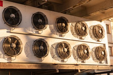 Binanın yan tarafına yoğunlaştırıcı fan ünitesi yerleştirildi. Klimayı soğutmak için daha yoğun fan ünitesi.