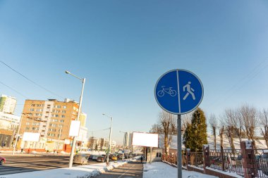 Yayalar ve bisikletçiler için yolu ayıran bir işaret. Yuvarlak mavi tabela Yaya ve Bisiklet yolu yakın plan