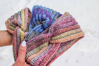 Örgü ören kadınlar ellerinde çok renkli saç bantları