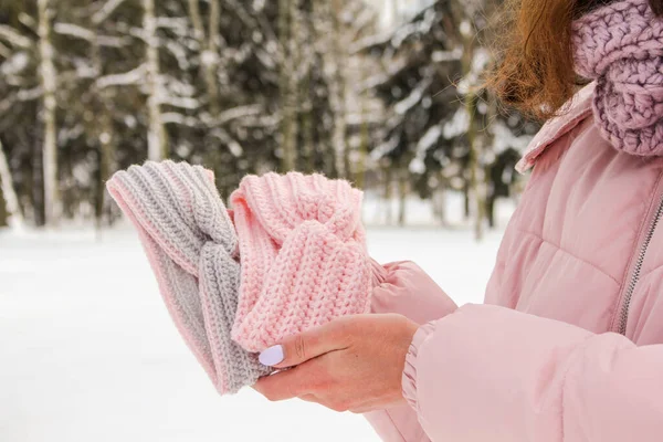 Diademas de punto para mujer de diferentes colores en las manos — Foto de Stock