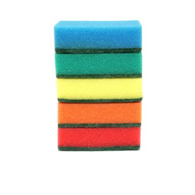 Beyaz arka planda izole edilmiş bulaşık yıkamak için çok renkli süngerleri yığın