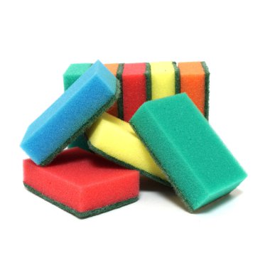 Beyaz arkaplanda izole edilmiş bulaşık yıkamak için rastgele çok renkli lgbt süngerleri