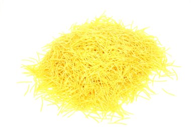 Beyaz arkaplanda izole edilmiş vermicelli makarna yığını