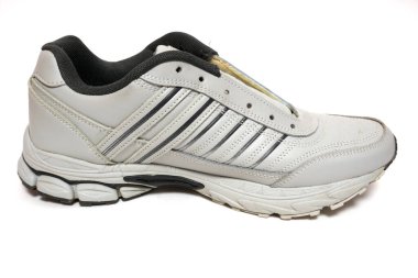 Beyaz arka planda izole edilmiş bir gri spor ayakkabı.