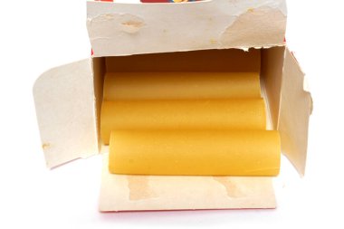 Beyaz arkaplanda izole edilmiş sarı cannelloni makarna