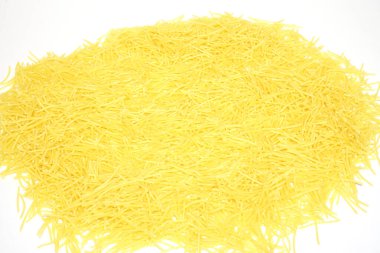 Beyaz arkaplanda izole edilmiş sarı vermicelli makarna yığını