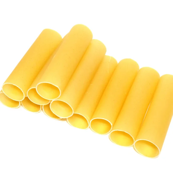 Rad gul cannelloni pasta isolerad på vit bakgrund — Stockfoto