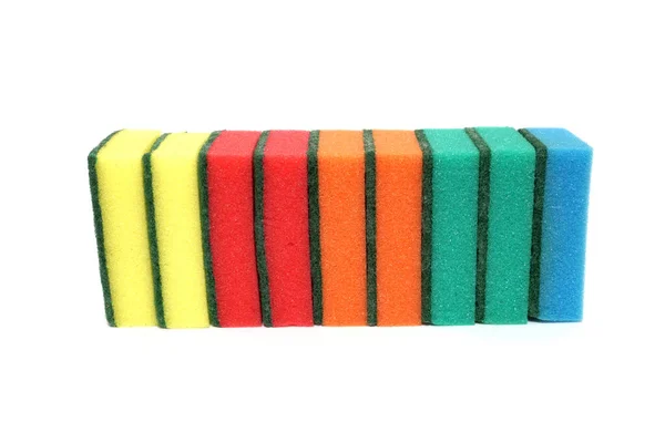 Σειρά πολύχρωμα σφουγγάρια για το πλύσιμο των πιάτων που απομονώνονται σε λευκό φόντο — Φωτογραφία Αρχείου