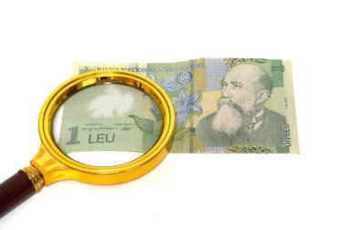 Beyaz arka planda izole edilmiş bir büyüteç altında 1 leu