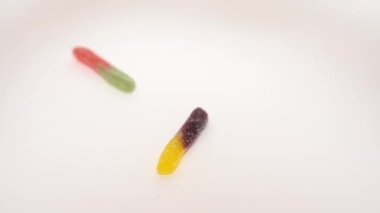 Masaya düşen jöleli solucanlar ve kurabiyeler, tatlı çeşitleri.