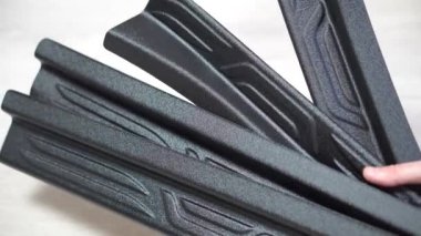 Kapalı plastik kapı eşikleri, plastiğin gölgeli yeşil bir yapısı, araba parçaları ve aksesuarları var.