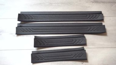 Zeminin arka planında plastik kaplamalar, plastiğin tonu yeşil, otomotiv parçaları ve aksesuarları vardır.