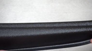 Bir arabanın gövdesi için plastik kaplama yakın plan, plastiğin tonu yeşil, otomotiv parçaları ve aksesuarları vardır.