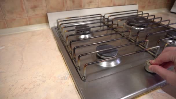 Persona mano accende cucina fornello metallico a gas bruciatore e gas naturale brucia con fiamma blu e poi spento — Video Stock