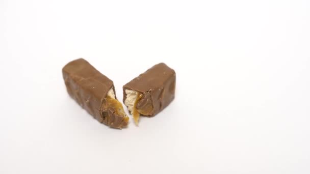 Молочний шоколад, желе-хробаки і макаруни падають на стіл, солодкий асортимент — стокове відео