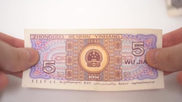 5 Yuan Çinli Wu Jiao ellerinde, Çin parası, Çin bankası — Stok video