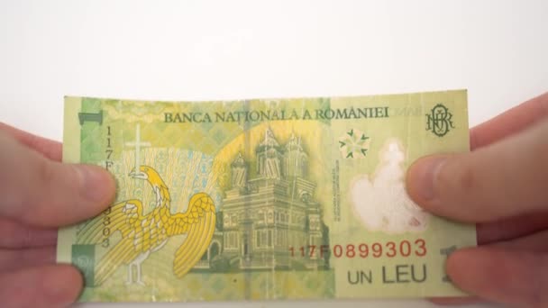 1 romanian leu in hands, romanian money, bank of romania — Stock video